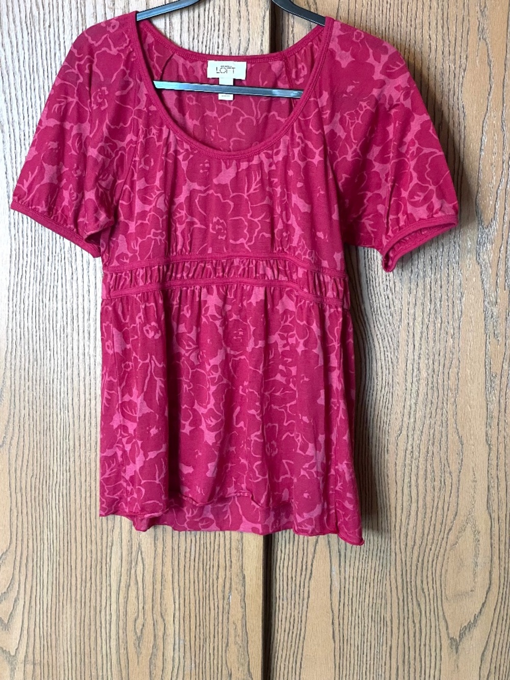 ANN TAYLOR LOFT WOMEN’S SIZE M BABYDOLL TOP RED  AND PINK FLORAL